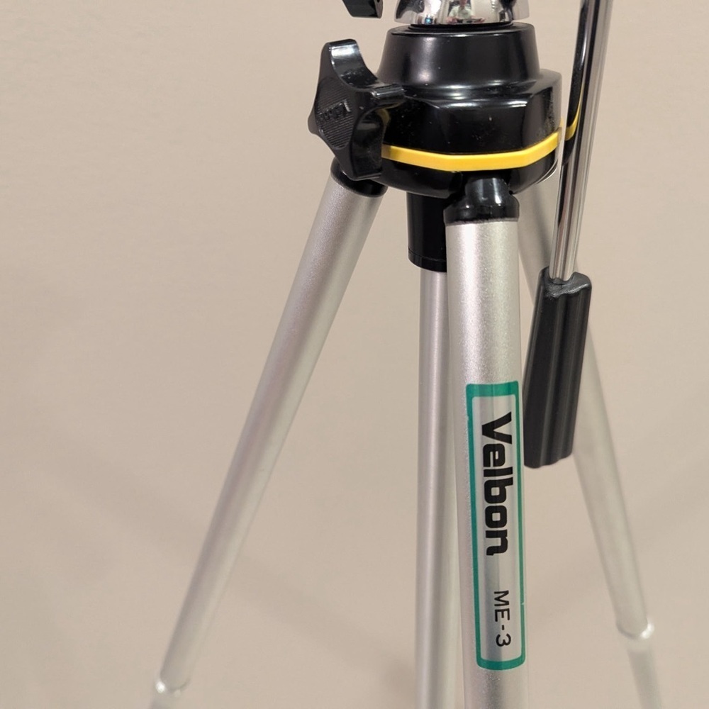 Velbon ME-3 Lightweight Aluminum Tripod - Picture 3 of 3